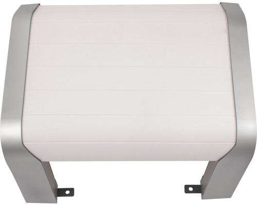 Roletová skříňka v bílé barvě se stříbrnými držáky