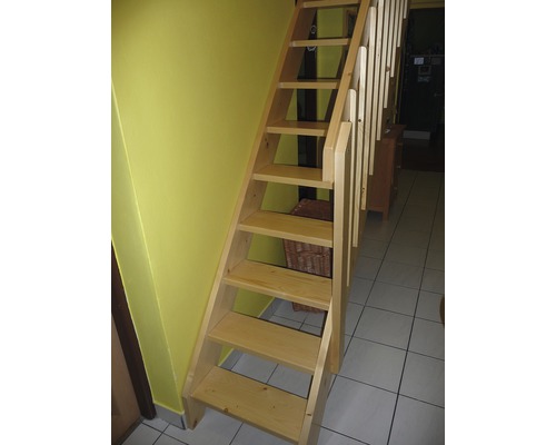 Dřevěné schodiště v interiéru