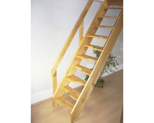 Dřevěné schodiště se zábradlím