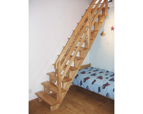 Dřevěné schodiště v dětském pokoji s postelí