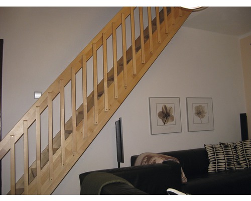 Dřevěné schodiště v interiéru obývacího pokoje