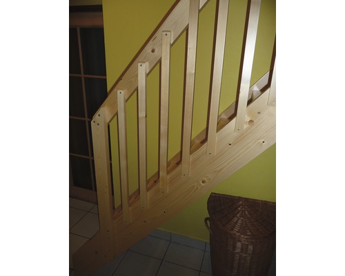 Detailní pohled na dřevěné schodiště se zábradlím v interiéru