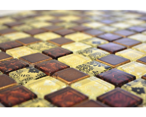 Detail skleněných mozaikových dlaždic ve čtvercovém tvaru