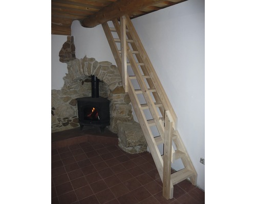 Dřevěné schodiště vedle krbu s kamenným dekorem
