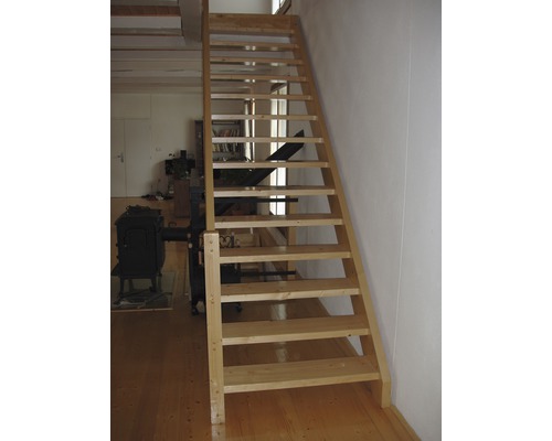 Dřevěné schodiště v interiéru