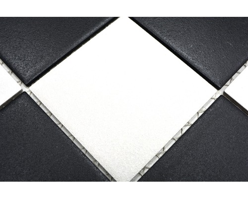 Detailní záběr černobílých dlaždic v šachovnicovém vzoru