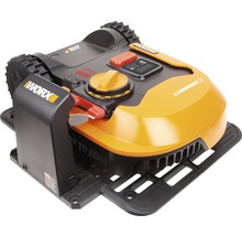 Robotická sekačka Worx Landroid na nabíjecí stanici