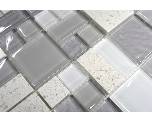 Detailní záběr mozaikové dlaždice ze skla a kamene