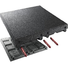 Šedá terasová deska se spojovacími prvky.