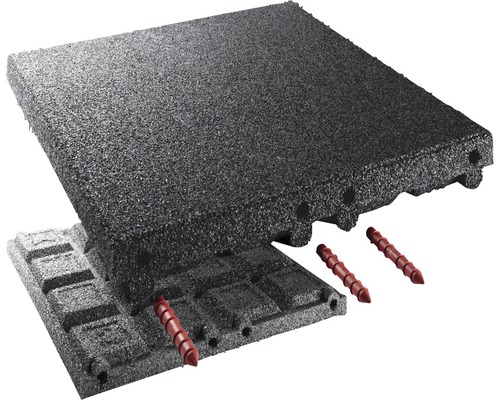 Šedá terasová deska se spojovacími prvky.