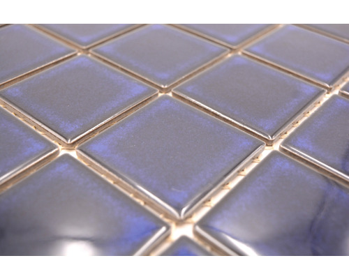 Detailní pohled na čtvercové mozaikové dlaždice