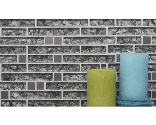 Mozaikové obkládačky se skleněnou strukturou a dvě svíčky