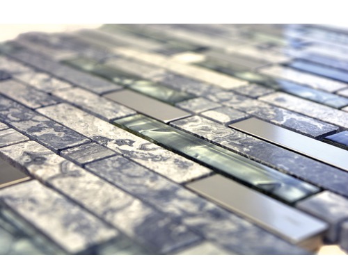 Mozaikové dlaždice z kamene, skla a kovu