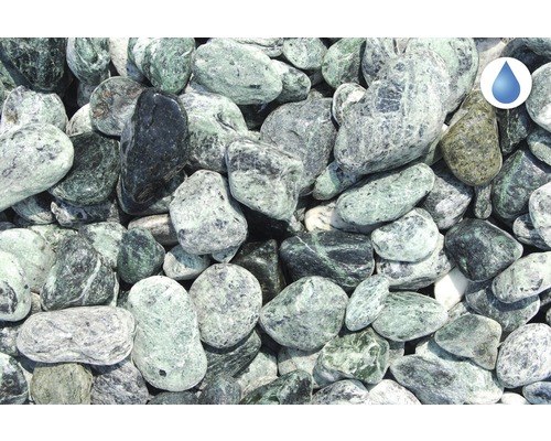 Detailní záběr na zelené okrasné oblázky.