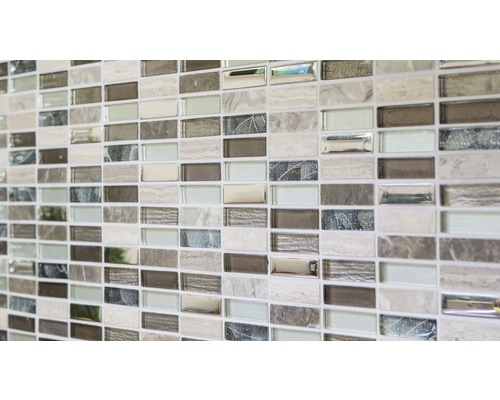 Mozaikové dlaždice obdélníkového formátu s různými texturami a povrchy