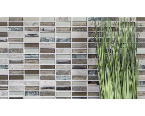 Stěna z mozaikových dlaždic s okrasnou trávou