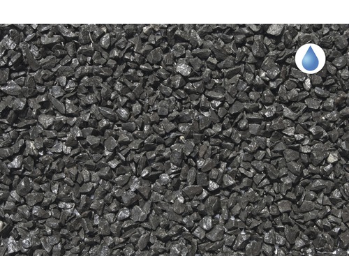 Černá dekorační drť jako kryt na zahradní cesty