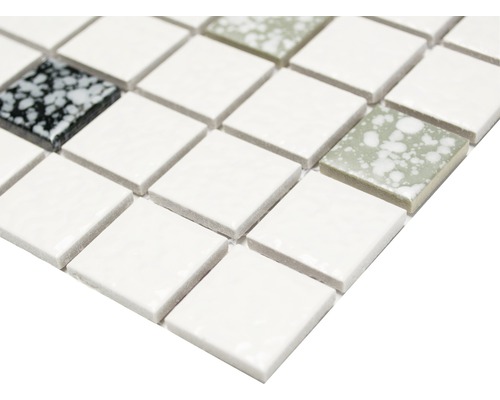 Mozaiková dlaždice s čtvercovými kameny