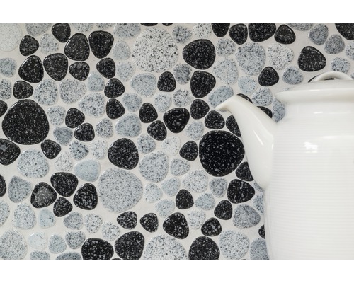 Mozaikové dlaždice ve vzhledu kamene s čajovou konvicí