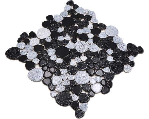 Mozaiková dlaždice se vzhledem oblázků v černé a šedé barvě