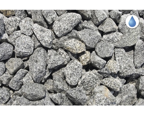 Detailní záběr okrasné štěrk z žuly se symbolem propustnosti vody