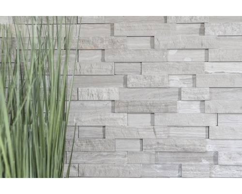 Kamenné obložení stěn s trávou v popředí