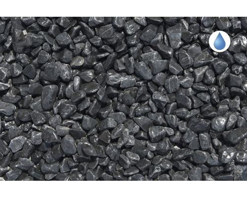 Detailní záběr na černé okrasné oblázky