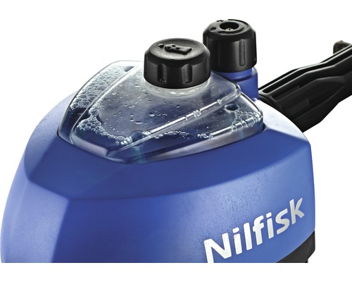Detailní pohled na vysokotlaký čistič Nilfisk s nádržkou na čisticí kapalinu