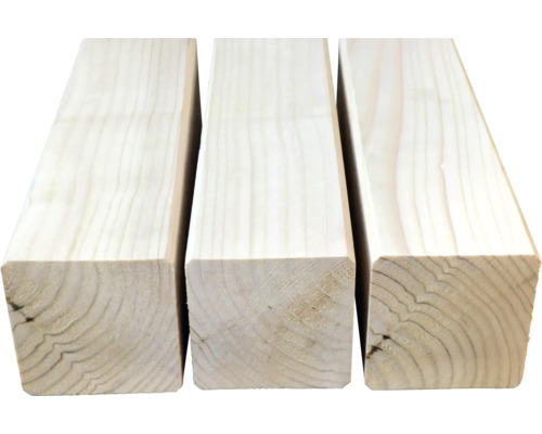 Tři dřevěné sloupky z jehličnatého dřeva