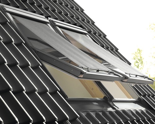 Střešní okna s tepelně izolačními roletami na taškové střeše