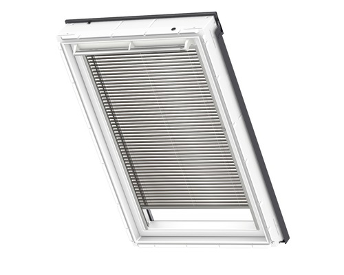 Střešní okno se žaluzií pro regulaci světla