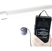 LED svítidlo měřené luxmetrem.