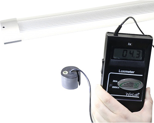 LED svítidlo měřené luxmetrem.