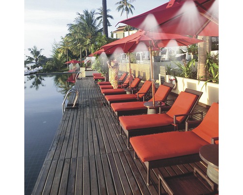 Scéna u bazénu s lehátky a slunečníky s mlhovacími tryskami pro osvěžující atmosféru