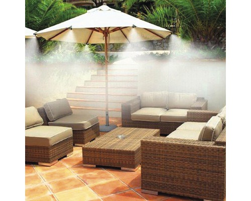 Zahradní scéna s lounge nábytkem, slunečníkem a mlhovými tryskami pro ochlazení