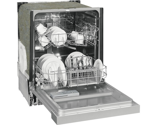 Myčka nádobí s otevřenými dvířky a nádobím