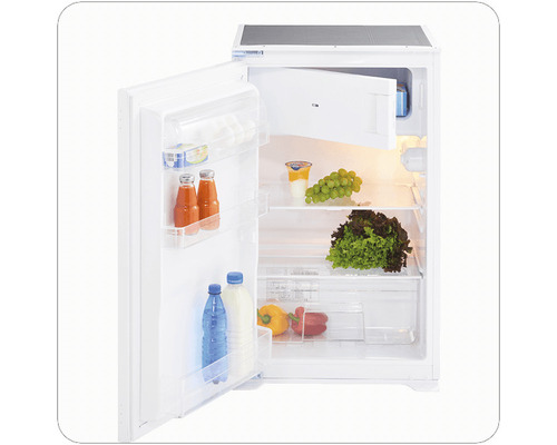 Otevřená lednice s potravinami