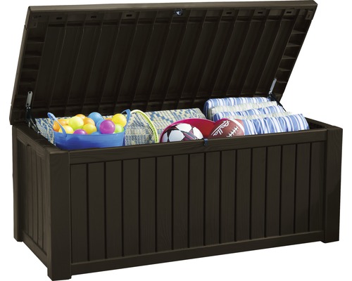 Otevřený hnědý venkovní úložný box naplněný hračkami a polštáři