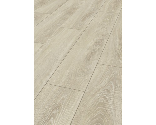 Světlá laminátová podlaha s dřevěnou strukturou