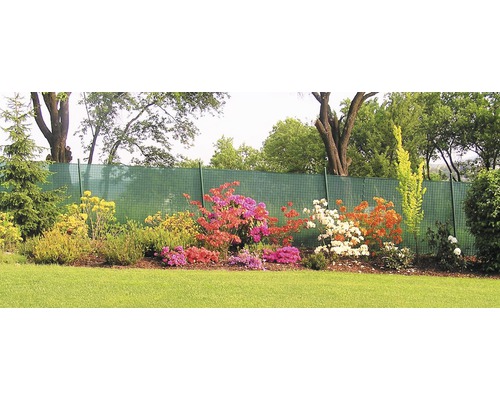 Zahrada se zástěnou a barevnými květinami