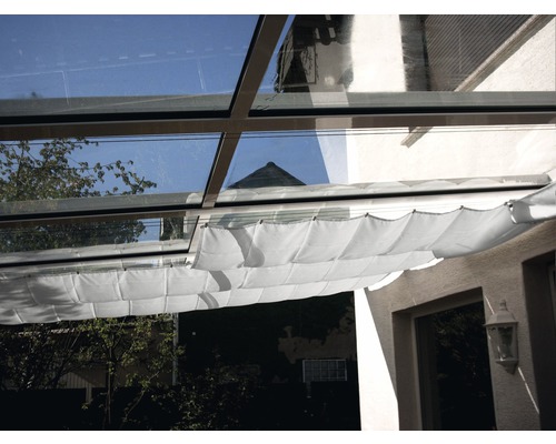 Sluneční plachta na lankové upínání, PES 140 g/m², stříbrno-šedá 275x96 cm Detailní pohled na bílé zastřešení terasy s látkovými panely pro ochranu před sluncem