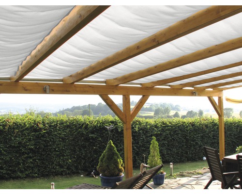 Dřevěná pergola se sluneční plachtou na zahradě
