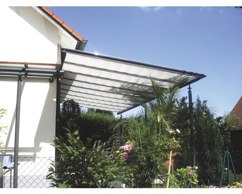 Terasa s kovovou a plastovou střechou u domu