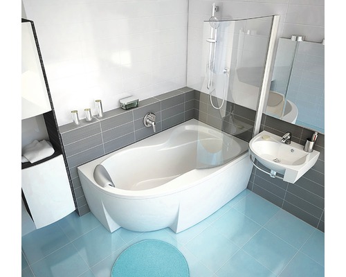 Koupelna s vanou, sprchovou zástěnou a umyvadlem