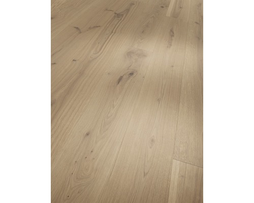 Světlá dřevěná podlaha s přirozenou kresbou.