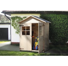 Dřevěný zahradní domek s otevřenými dveřmi a zahradním nářadím