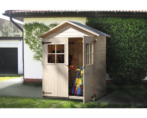 Dřevěný zahradní domek s otevřenými dveřmi a zahradním nářadím