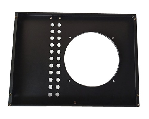 Kovová skříň s kulatým vybráním a otvory