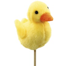 Žluté plyšové kuře na dřevěné tyči