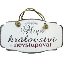 Dřevěná dekorativní cedule s nápisem „Moje Království – nevstupovat“ a provázkovým závěsem